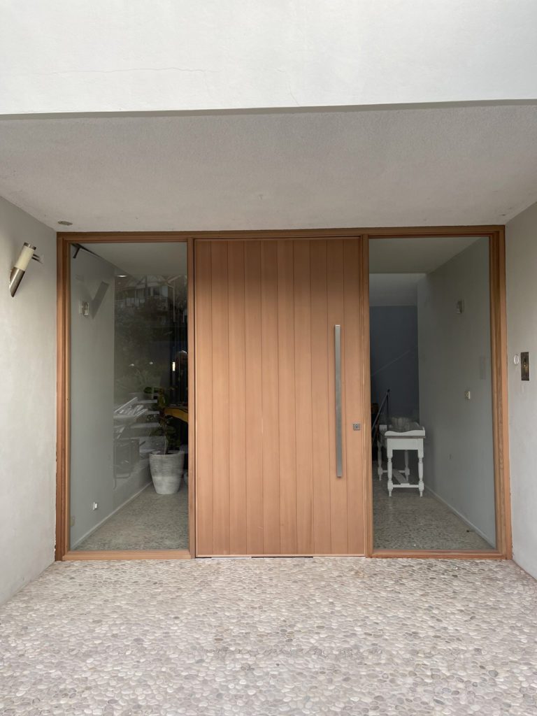 Entry Door 17 - Large pivot door with two sided glass